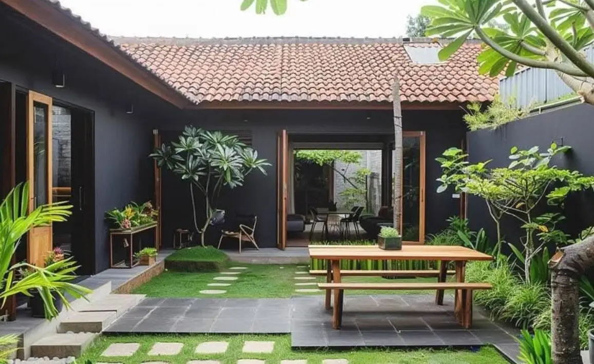 taman tengah rumah