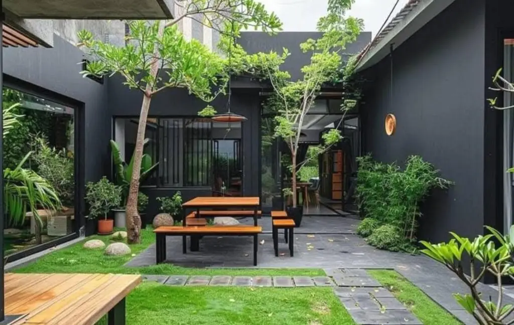 taman tengah rumah